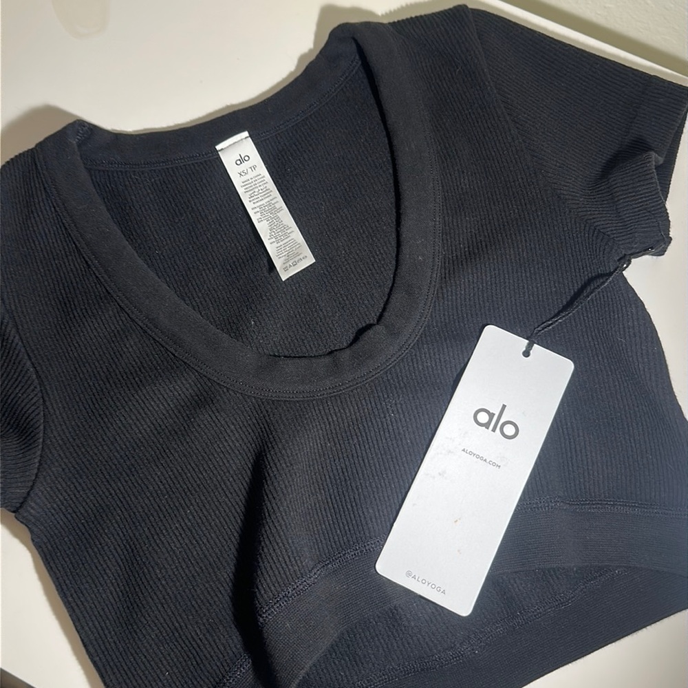ALO Yoga Black Seamless ribbed serene short sleeve - cropped. Size XS